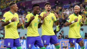 احتفال-لاعبي-البرازيل-مع-مدربهم-بعد-الفوز-على-“الشمشون-الكوري”-يثير-تفاعلا