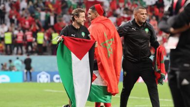 لاعبو-المغرب-يرفعون-العلم-الفلسطيني-احتفالا-بالتأهل-لربع-نهائي-المونديال
