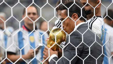 الشيف-نصرت-يثير-جدلا-بعد-محاولة-التقاط-صور-مع-لاعبي-الأرجنتين-ولمس-كأس-العالم