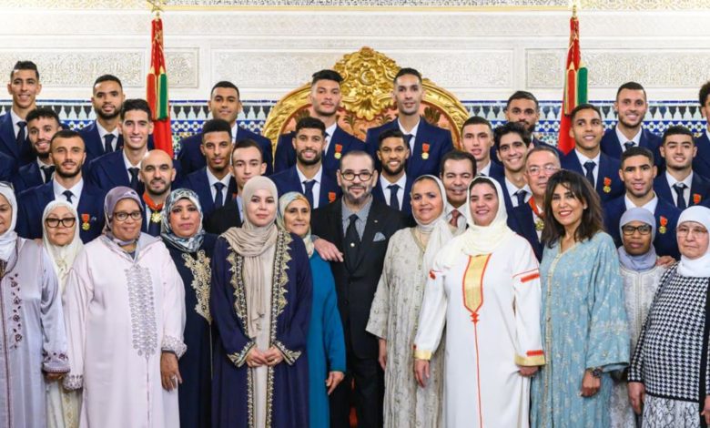 الملك-محمد-السادس-يستقبل-أفراد-المنتخب-المغربي-ويمنحهم-أوسمة-ملكية