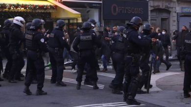 شاهد.-اشتباكات-عنيفة-بين-الشرطة-ومتظاهرين-قرب-موقع-إطلاق-النار-في-باريس