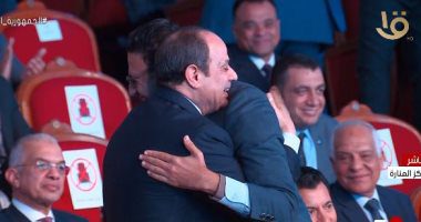 الرئيس السيسي يحتضن شابا من "قادرون باختلاف" استجابة لرغبته