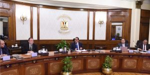 رئيس الوزراء يتابع إجراءات الإفراج عن البضائع الموجودة في الموانئ