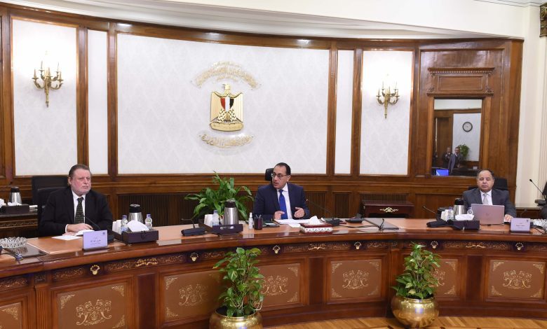 رئيس الوزراء يتابع إجراءات الإفراج عن البضائع الموجودة في الموانئ