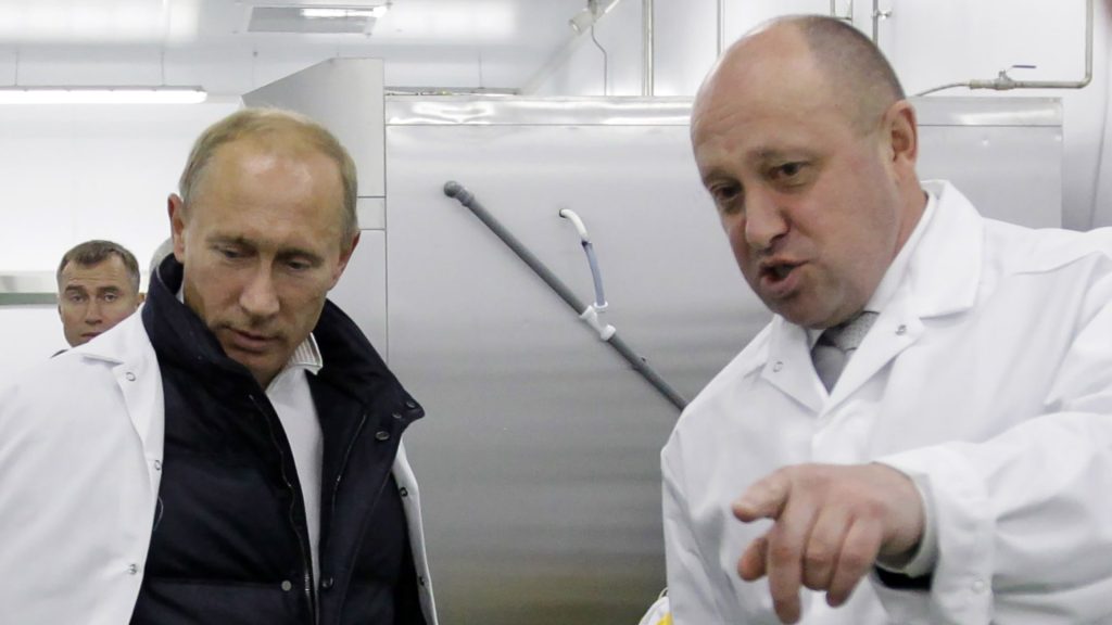 “طباخ-بوتين”-يحتفل-مع-سجناء-تم-تجنيدهم-للقتال-في-أوكرانيا-بالحصول-على-العفو
