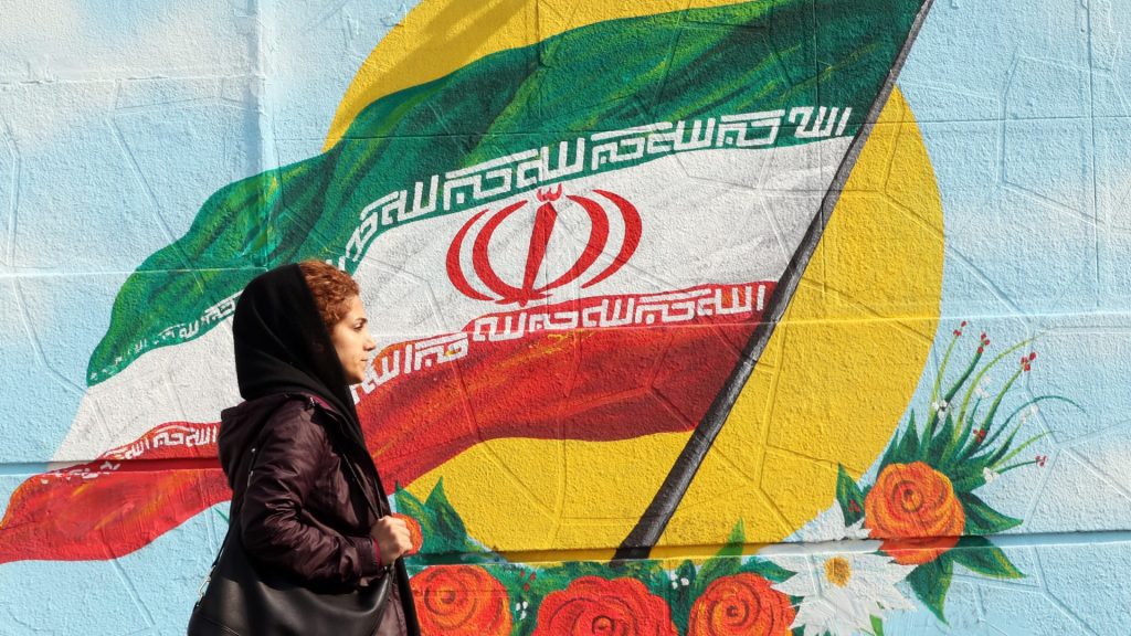 الادعاء-في-إيران-يأمر-الشرطة-بـ”التعامل-بحسم”-مع-النساء-اللاتي-ينتهكن-قانون-الحجاب