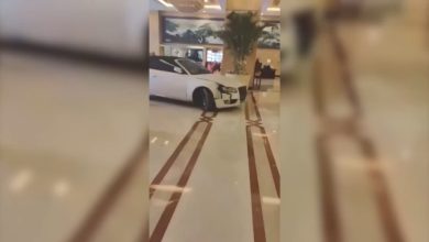 فيديو-يظهر-سيارة-رياضية-تقتحم-بهو-فندق-فخم-في-شنغهاي.-شاهد-السبب