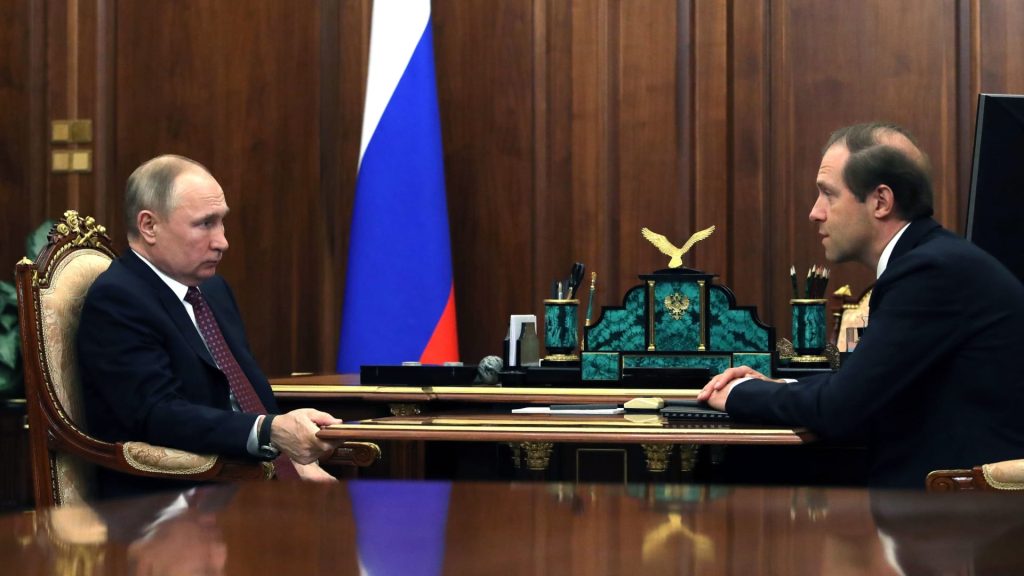 بوتين-يوبخ-وزير-الصناعة-والتجارة-الروسي-علنًا:-لماذا-تعبث؟