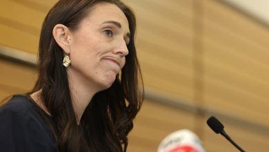شاهد-كيف-خنقت-العبرة-رئيسة-وزراء-نيوزيلندا-أثناء-إعلان-استقالتها