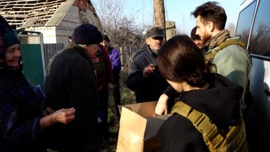 شاهد.-متطوعون-أوكرانيون-يخاطرون-بأرواحهم-لتقديم-المساعدات-للخطوط-الأمامية