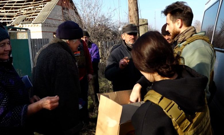 شاهد.-متطوعون-أوكرانيون-يخاطرون-بأرواحهم-لتقديم-المساعدات-للخطوط-الأمامية