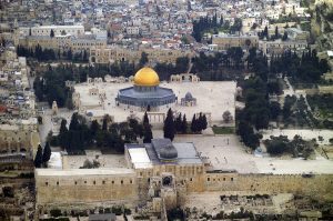 مصر تحذر من مخاطر التصعيد والانزلاق إلى حلقة مفرغة من العنف بعد هجوم القدس