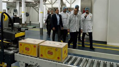 رئيس مجلس الوزراء يتفقَّد خط إنتاج جديد لشركة "شيبسي" للصناعات الغذائية