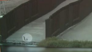 فيديو-يظهر-مصير-طفل-تركه-مهرب-بجانب-نهر-على-حدود-أمريكا