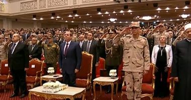 الرئيس السيسي يقف لتحية الشهداء خلال فعاليات الندوة التثقيفية