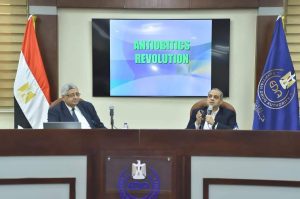 مستشار الرئيس للصحة يلقي محاضرة بهيئة الدواء حول الاستخدام الرشيد لمضادات الميكروبات