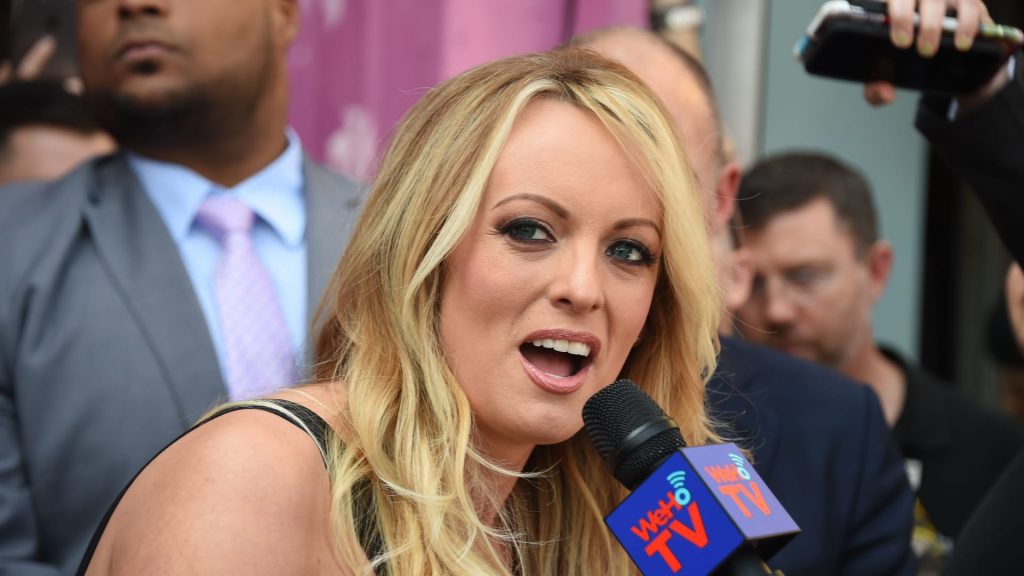 حكم-ضد-نجمة-الأفلام-الإباحية-ستورمي-دانيالز-بدفع-120-ألف-دولار-كرسوم-قانونية-لفريق-ترامب