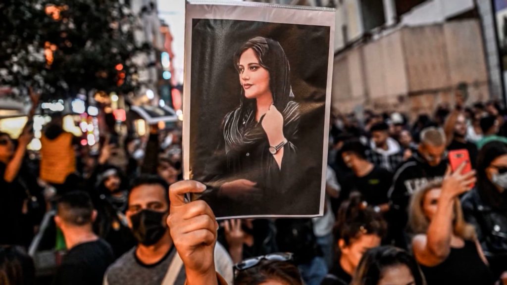 بعد-اعتداء-على-شابتين.-إيران-تطالب-الجامعات-بحظر-غير-المحجبات-وتتعهد-بملاحقتهن-“دون-رحمة”