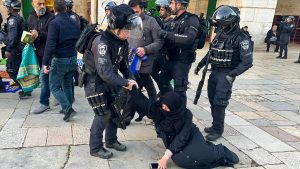 الإمارات-تدين”اقتحام”-القوات-الإسرائيلية-للمسجد-الأقصى.-وتدعو-المصلين-إلى-“عدم-التحصن-بأسلحتهم-في-دور-العبادة”