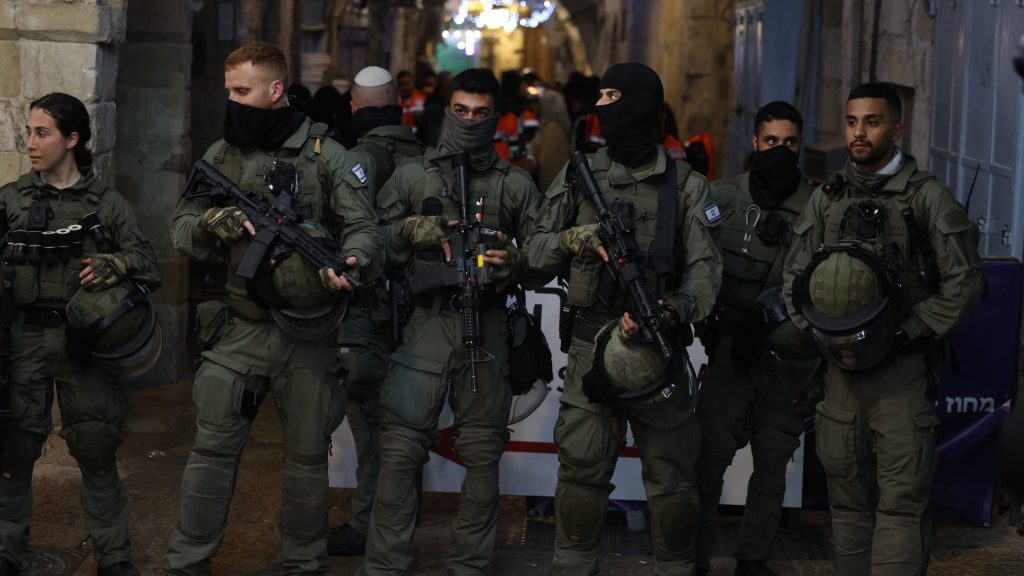 شهود-عيان-لـcnn:-قوات-إسرائيلية-اقتحمت-المسجد-الأقصى-مجددا-مساء-الأربعاء