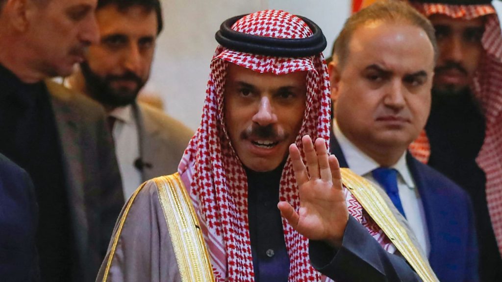 بالفيديو.-وزير-خارجية-السعودية-يلتقي-نظيره-الإيراني-في-بكين