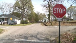 حصد-مليوني-مشاهدة-على-“تيك-توك”.-شاهد-ما-فعله-رجل-سئم-من-وجود-حفرة-في-منتصف-الطريق-لمنزله