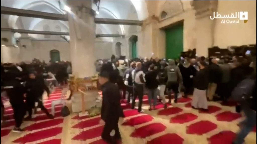 للمرة-الثانية-في-24-ساعة.-الشرطة-الإسرائيلية-تقتحم-المسجد-الأقصى-مجددًا
