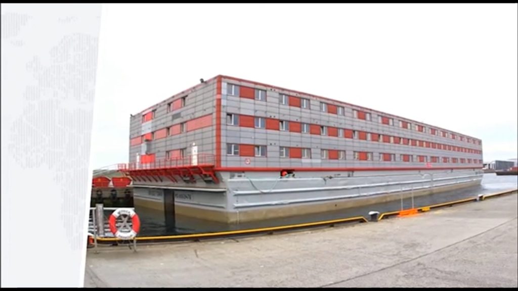 لتوفير-6-ملايين-جنيه-إسترليني-يوميا.-شاهد-استخدام-بارجة-لإيواء-طالبي-اللجوء-في-بريطانيا