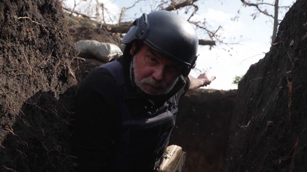 مراسل-cnn-يحتمي-وسط-الخنادق-مع-تحليق-طائرات-درون-روسية-فوقهم.-شاهد-ما-حدث