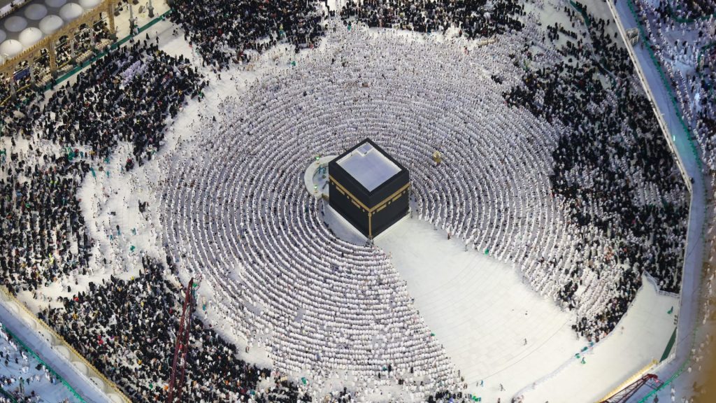 بسبب-امتلاء-الحرم-المكي-بالمعتمرين-والمصلين.-الأمن-العام-السعودي-يدعو-إلى-أداء-صلاة-الجمعة-في-مساجد-قريبة