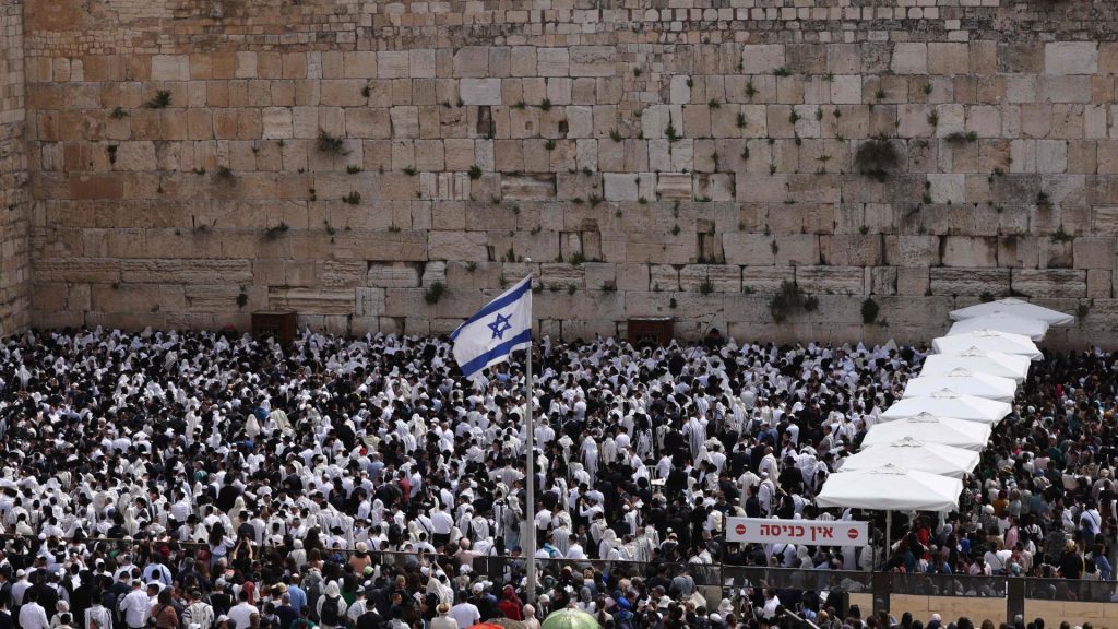 الأحد.-صلاة-اليهود-عند-جبل-الهيكل-في-القدس-تمر-بسلام