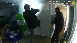 مصير-مروّع-كان-بانتظارهم.-كاميرا-شرطي-تظهر-ما-حدث-لعائلة-أمريكية-لحظة-دخول-منزل