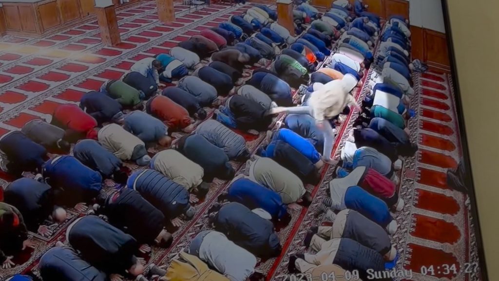 استغل-سجود-المصلين-وهاجمه.-كاميرا-تظهر-لحظة-طعن-إمام-مسجد-في-صلاة-الفجر