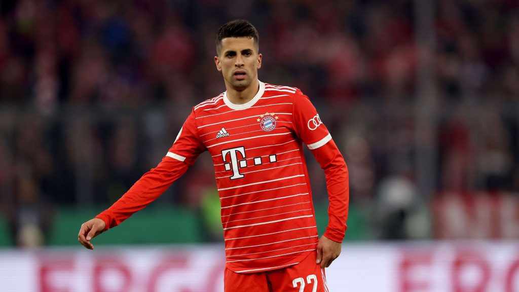 تشامبيونزليغ.-جواو-كانسيلو-يُثير-تفاعلاً-بعد-تجنبه-المرور-فوق-شعار-مانشستر-سيتي