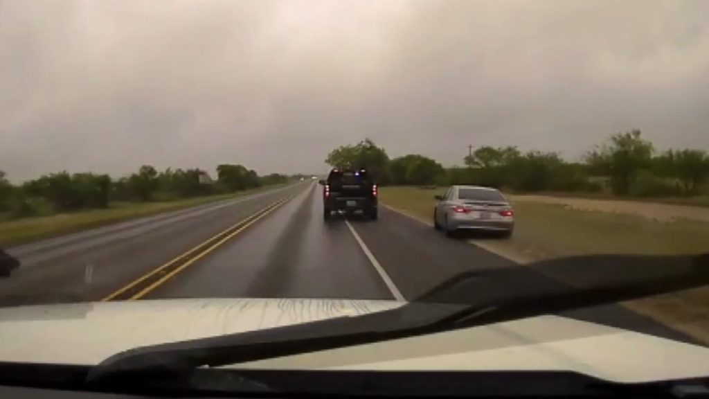 ظنوا-أنها-بوابة-النجاة.-شاهد-ما-حدث-لسيارة-هاربة-من-مطاردة-وما-عثرت-عليه-الشرطة-داخلها