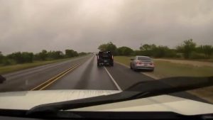 ظنوا-أنها-بوابة-النجاة.-شاهد-ما-حدث-لسيارة-هاربة-من-مطاردة-وما-عثرت-عليه-الشرطة-داخلها