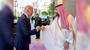 ترامب-يهاجم-بايدن-بسبب-السلام-بـ”قبضة-اليد”-على-ولي-العهد-السعودي.-ويوضح-دلالاتها