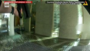 مشاهد-حية-لاشتباك-ضباط-مع-المشتبه-به-في-حادثة-إطلاق-النار-في-بنك-بأمريكا