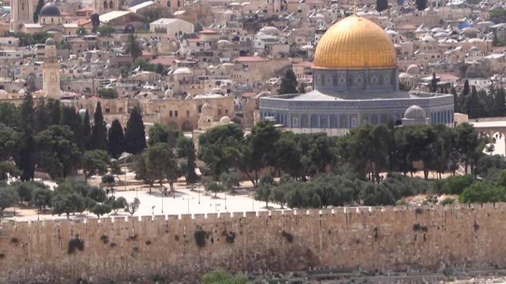 من-قلب-الأقصى-وقبة-الصخرة.-مراسلة-cnn-تنقل-ما-يحدث-في-القدس