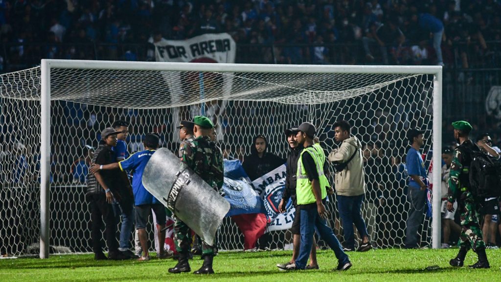 أول-مباراة-بين-اثنين-من-أكبر-فرق-كرة-القدم-الإندونيسية-بعد-كارثة-“التدافع-المميت”