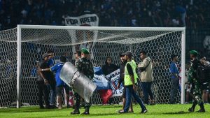 أول-مباراة-بين-اثنين-من-أكبر-فرق-كرة-القدم-الإندونيسية-بعد-كارثة-“التدافع-المميت”