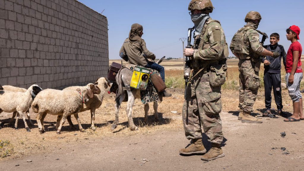 القوات-الأمريكية-تعتقل-أحد-عناصر-تنظيم-“داعش”-و2-من-مرافقيه-في-شرق-سوريا