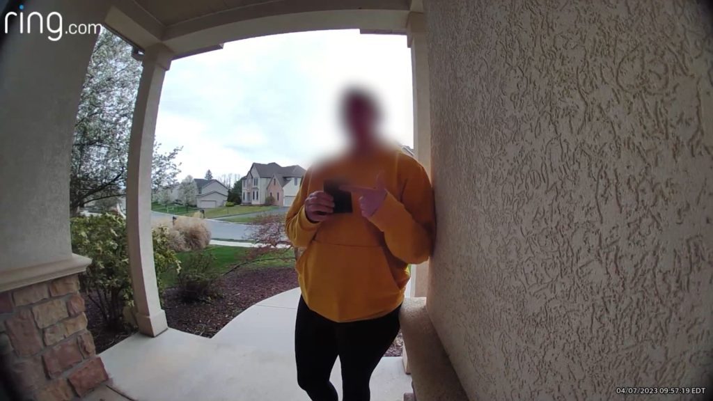 فقد-الأمل-بالعثور-عليها.-كاميرا-جرس-الباب-تلتقط-لحظة-مفرحة-لاستعادة-رجل-محفظته-الضائعة