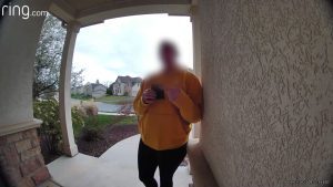 فقد-الأمل-بالعثور-عليها.-كاميرا-جرس-الباب-تلتقط-لحظة-مفرحة-لاستعادة-رجل-محفظته-الضائعة