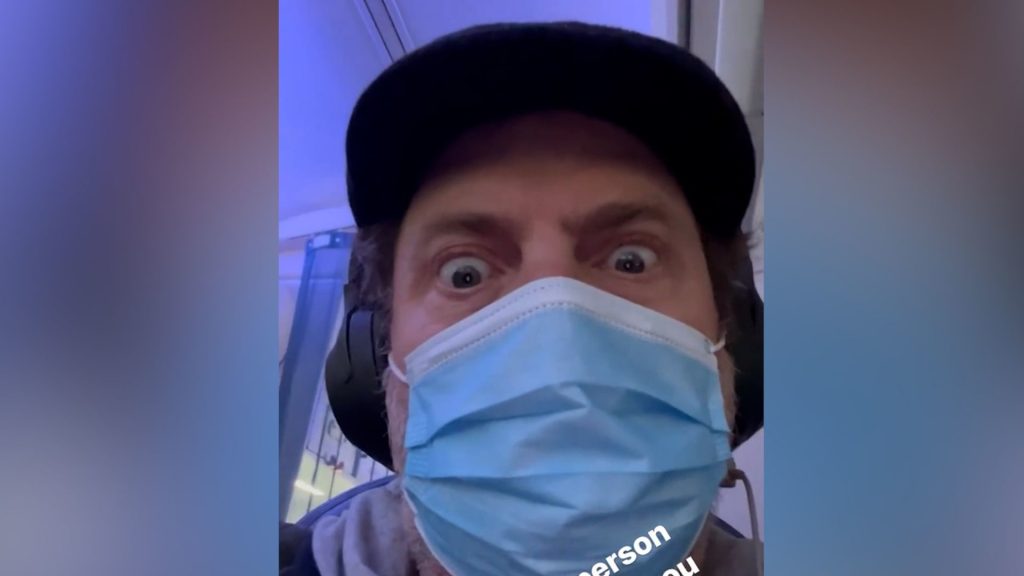 شاهد-رد-فعل-ممثل-أمريكي-عندما-تفاجئ-برجل-يجلس-بجانبه-يتابع-مسلسلًا-من-بطولته