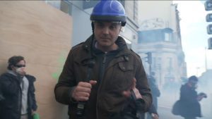 شاهد-ما-حدث-لمراسل-cnn-على-الهواء-عندما-سقطت-بجانبه-قنبلة-غاز-خلال-مظاهرة-في-باريس