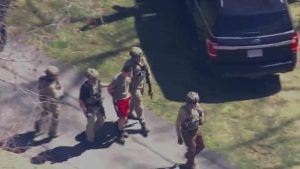 شاهد-لحظة-اعتقال-مشتبه-به-بتسريب-وثائق-البنتاغون-السرية