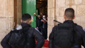 الشرطة-الإسرائيلية-تستخدم-الهراوات-والقنابل-الصوتية-بمواجهة-مع-فلسطينيين-قرب-المسجد-الأقصى