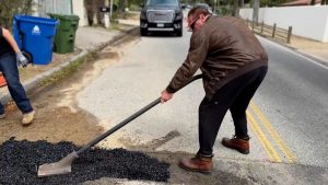 شاهد-ما-فعله-أرنولد-شوارزنيغر-عندما-وجد-حفرة-في-طريق-الحي-الذي-يسكنه