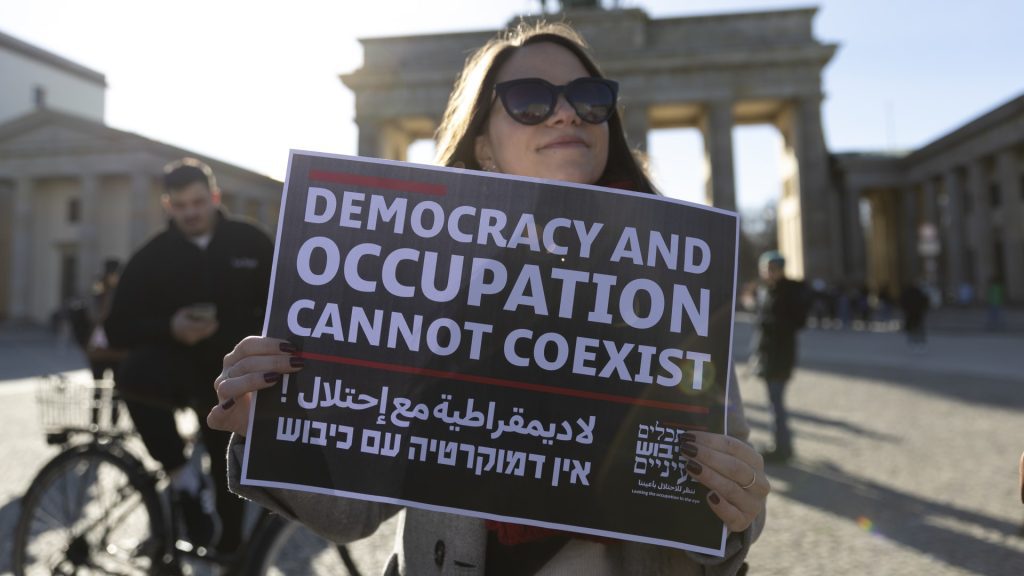 رأي.-ألون-بن-مئير-يكتب:-لا-يمكن-لسلطة-احتلال-أن-تكون-منارة-للديمقراطية